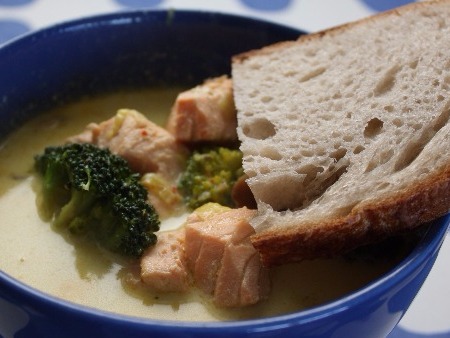 Laxsoppa med surdegsbröd - Matig soppa med grönsaker och lätt sting.