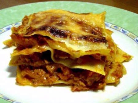 Tonfisklasagne med ostsås - Det skall vara en ordentlig ostsås med, annars är det ju ingen lasagne.