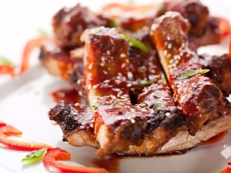 BBQ Ribs med dippsås - Långkokning av revbenen gör dem möra och mumsiga. De är perfekta att förbereda och frysa in eller låta marineras i glaze i någon dag.