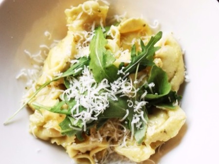  Färsk Tortellini - Snabb lunch med färsk tortellini fylld med olika ostar, pesto, ruccola och parmesan.