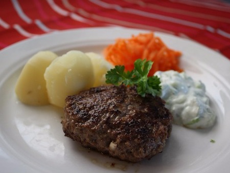 Fetaostfyllda biffar med potatis och tzatziki - En maträtt inspirerad av de grekiska smakerna och syrliga morötter.