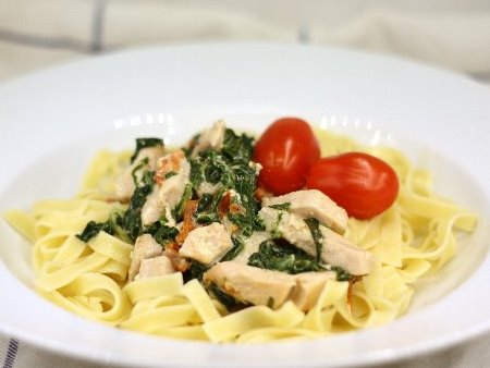 Italiensk kycklingpasta - Helt underbar pasta med kyckling och spenat tillsammans med tagliatelle.