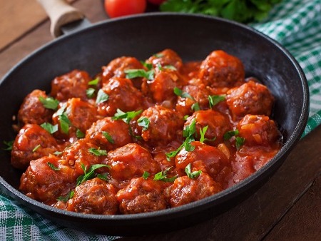 Italienska köttbullar - Köttbullar som får puttra i krämig tomatsås med örter.