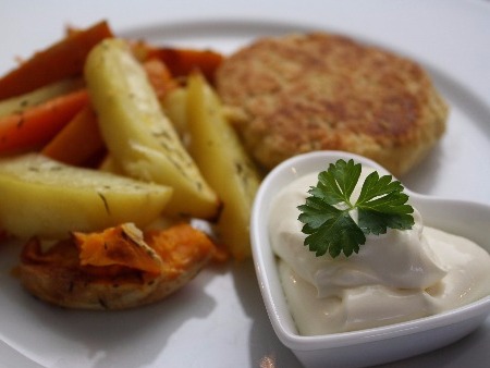 Kikärtsbiffar med rostade rotfrukter - Vegetariska biffar och blandade rotfrukter med vitlöksdipp.