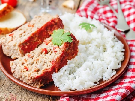  Köttfärslimpa med Ris - God köttfärslimpa med tomat sås och ris.