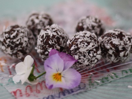  Nästan Raw Chokladbollar - Underbara chokladbollar fulla med fibrer, mineraler och nyttiga fetter. Helt utan vitt socker, men smakar nästan som "vanliga" chokladbollar. Våra barn älskar dom!