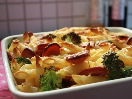  Pastagratäng med Chorizo - Enkel pastagratäng med kryddig korv och broccoli-.