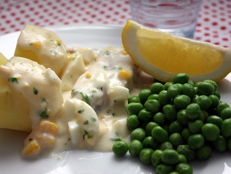  Vit Fisk med Äggsås - En klassiker som serveras med kokt potatis och gröna ärter.