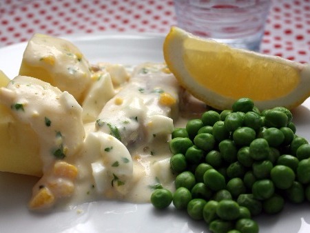 Vit fisk med äggsås - En klassiker som serveras med kokt potatis och gröna ärter.