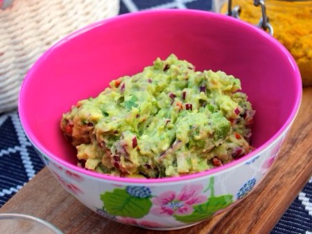 Guacamole med koriander, chili och röd lök - Enkelt recept på hemgjord guacamole.