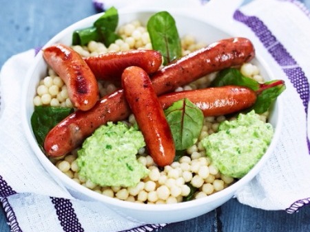 Pärlcouscous med ärtcème och korv - Enkel och snabblagad maträtt med lekfull pärlcouscous och korv. Till de stekta lamm- och prinskorvarna serveras ärtor som mixats tillsammans med créme fraiche, olja, salt och peppar till en läcker och