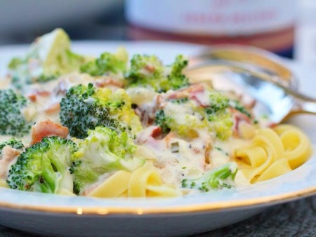 Pasta med ostsås, bacon och broccoli - En ostsås klarar sig rätt bra själv, särskilt om någon eller några av ostarna har mycket karaktär, men det är gott att blanda ner något annat också.