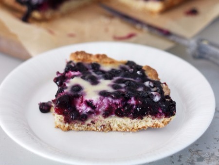 Blåbärspaj i långpanna - Blåbärspajen är en kär finländska delikatess som förtjänar sin egen dag.