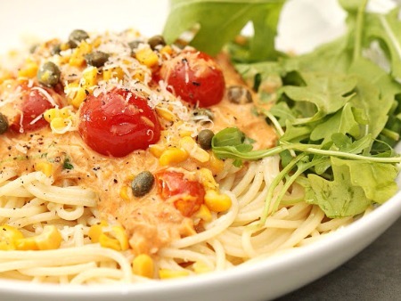 Pastamed tonfisksås med tomat, kapris, majs - Servera med spagetti, tagliatelle, penne, fusilli eller annan pastaform och lite sallad.