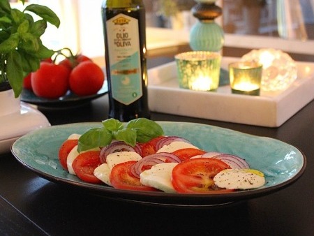 Tomat och mozzarella - Så enkelt och så otroligt gott. Funkar lika bra som förrätt, tillbehör eller som en enkel lunch.