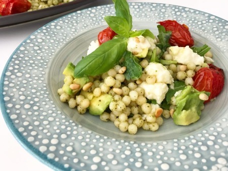 Pärlcouscous med pesto - Couscousen är smaksatt med pesto och tomaterna är rostade med olivolja och vitlök.