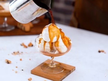 Affogato - Affogato är en riktigt enkel men väldigt god italiensk kaffedessert. Espresso sötat med socker och vanilj hälls över vaniljglass i ett glas. Vill man kan man hälla i en skvätt likör för smakens skull.