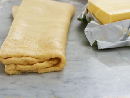 Smördeg - Smöret behöver vara kylskåpskallt för ett lyckat resultat. Recept för 600 g.