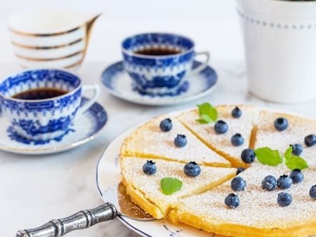 Citronkladdkaka med blåbär och lättvispad grädde - Kaka med smak av citron som serveras med blåbär och lättvispad grädde.