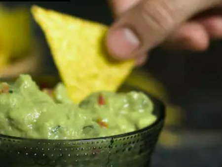 Guacamole - En avokadoröra som är god att serveras som dipp till nachos tillsammans med gräddfil och salsa som övriga tillbehör. Den är också riktigt god till både tacos och tacopaj.