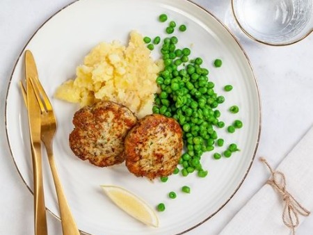 Havets wallenbergare med krossad potatis - Klassiska wallenbergare på torsk med dill och citron. Serveras med krossad potatis med brynt smör.