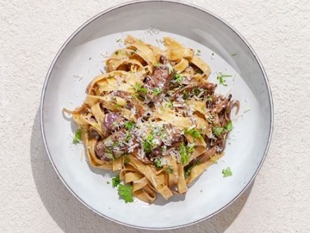 Oxfilépasta med rödvin och parmesan - Lyxig och god pasta med oxfilé, rödvin och parmesanost.