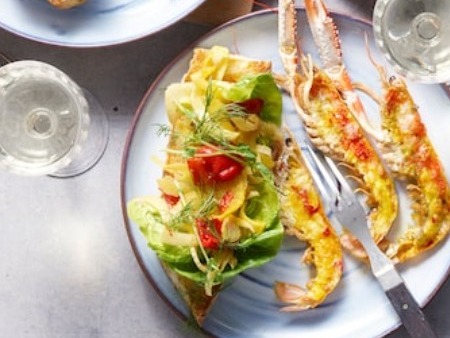 Saffransgratinerade havskräftor - Gratinerar med saffrans-chilismör och ost och serverar med bröd och rostade grönsaker.
