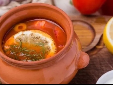 Solyanka i krukor i ugnen - Hela tillagningsprocessen kommer att gå ut på att bara förbereda och skära de grundläggande ingredienserna, ladda dem i krukor och vänta på att allt ska lagas av sig självt.
