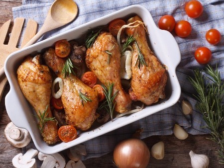  Coq Au Vin - Smakrik gryta från Bourgogne som kan tillagas med både kött och fågel. Det är vanligt att man använder lokalt vin för att ge rätten karaktär. Servera med baguette!