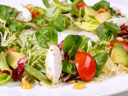  Grekisk Sallad med Aubergineröra och Ciabatta